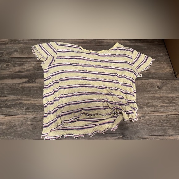 a crop shirt - Picture 1 of 1